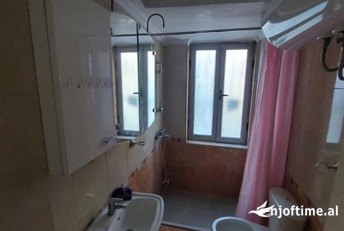 Shtepi ne shitje Apartament ne Tirane, 2+1, Mobilimi E mobiluar, Pagesa 188,000  Euro.