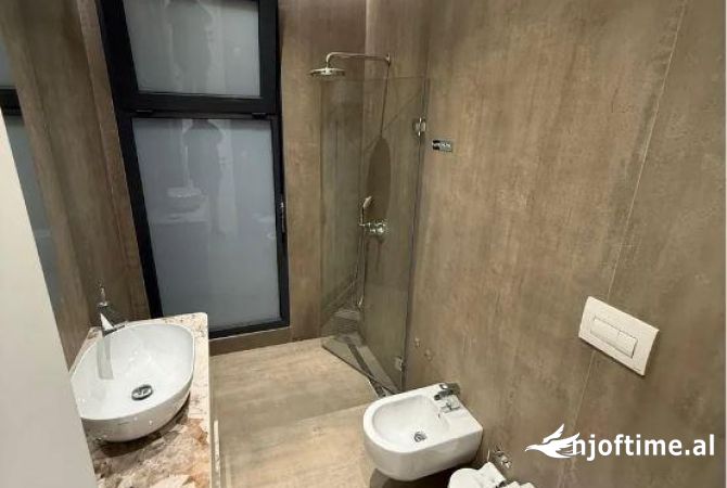 Shtepi ne shitje Apartament ne Tirane, 3+1, Mobilimi E mobiluar, Pagesa 416,000  Euro.