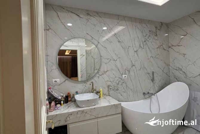 Shtepi ne shitje Apartament ne Tirane, 3+1, Mobilimi E mobiluar, Pagesa 395,000  Euro.