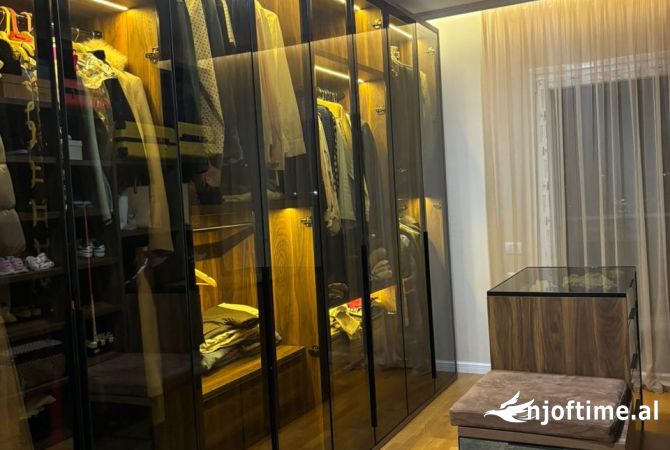 Shtepi ne shitje Apartament ne Tirane, 3+1, Mobilimi E mobiluar, Pagesa 395,000  Euro.