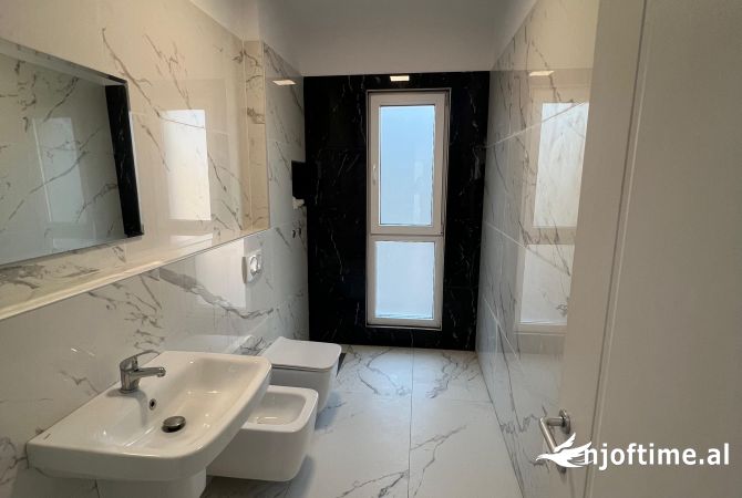 Ambient biznesi me qera 3+1 ne Tirane - 2,300 Euro