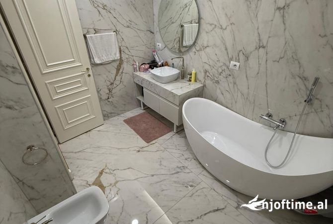 Shtepi ne shitje Apartament ne Tirane, 3+1, Mobilimi E mobiluar, Pagesa 360,000  Euro.