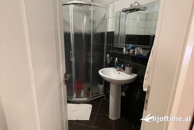 Shtepi ne shitje Apartament ne Tirane, 2+1, Mobilimi E mobiluar, Pagesa 140,000  Euro.