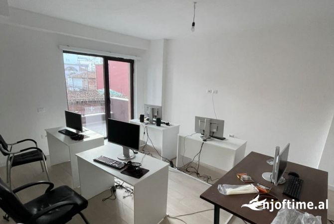 Ambient biznesi me qera 3+1 ne Tirane - 700 Euro
