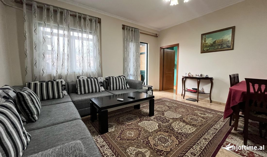 Shtepi ne shitje Apartament ne Tirane, 3+1, Mobilimi E mobiluar, Pagesa 310,500  Euro.