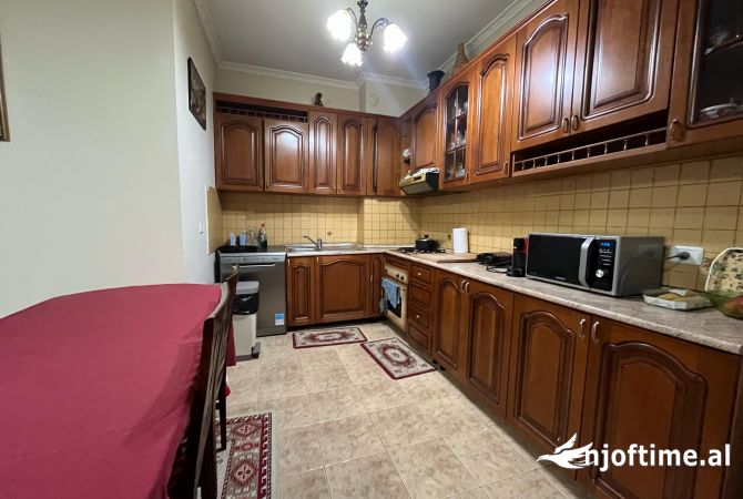 Shtepi ne shitje Apartament ne Tirane, 3+1, Mobilimi E mobiluar, Pagesa 310,500  Euro.