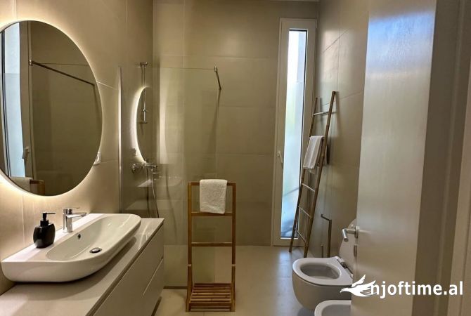 Shtepi ne shitje Apartament ne Vlore, 2+1, Mobilimi E mobiluar, Pagesa 800,000  Euro.