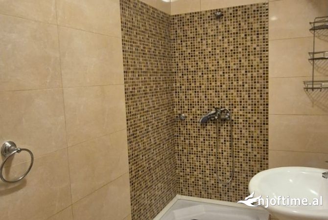 Shtepi me qera Apartament ne Tirane, 3+1, Mobilimi Pjeserisht e mobiluar, Pagesa 1,100  Euro.