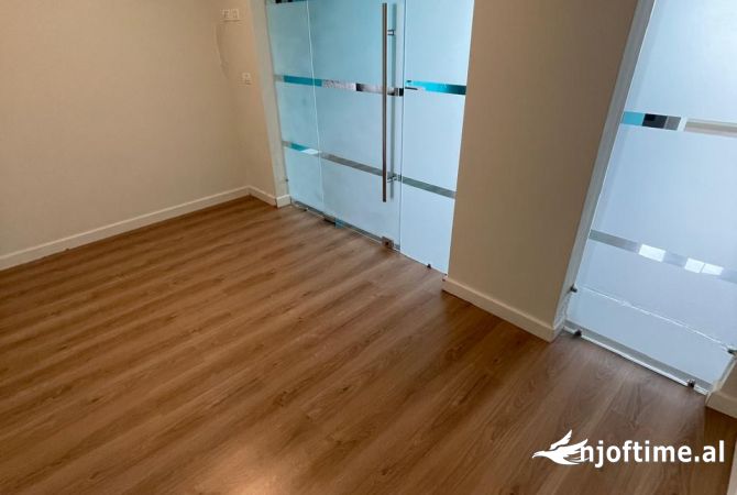 Shtepi me qera Apartament ne Tirane, 2+1, Mobilimi Pjeserisht e mobiluar, Pagesa 1,200  Euro.