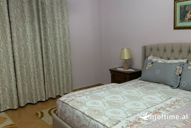 Shtepi me qera Duplex(shtepi me 2 kate) ne Tirane, 3+1, Mobilimi E mobiluar, Pagesa 800  Euro.