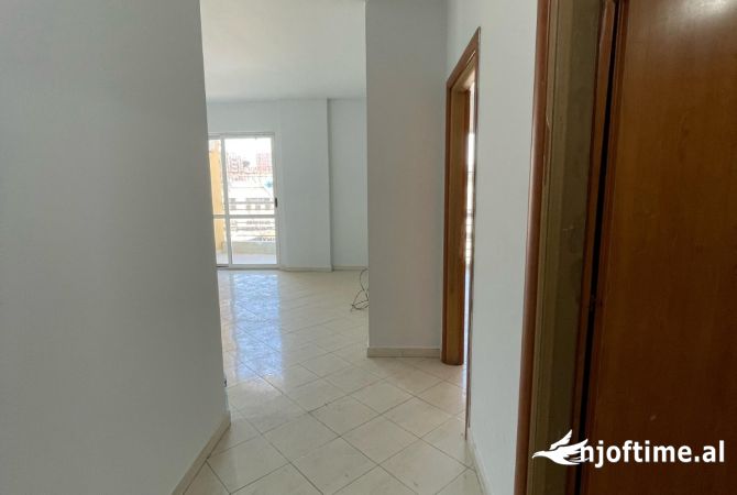 Shtepi ne shitje Apartament ne Tirane, 1+1, Mobilimi Bosh, pa mobiluar, Pagesa 110,000  Euro.