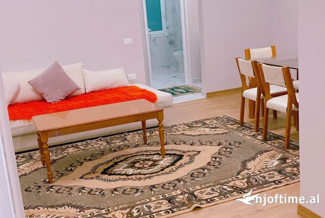 Shtepi me qera Apartament ne Tirane, 2+1, Mobilimi E mobiluar, Pagesa 500  Euro.