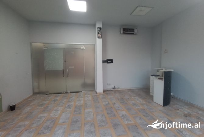 🔑Ambient me Qira, afer Pallatit me Shigjeta*-tek Rruga e Kavajes,50m2