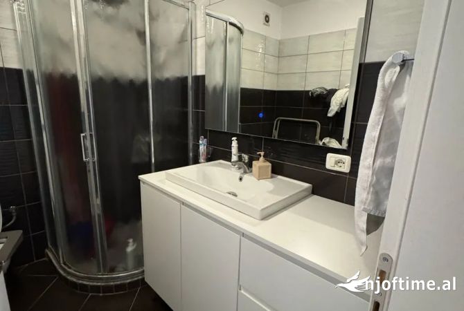 Shtepi ne shitje Apartament ne Tirane, 2+1, Mobilimi E mobiluar, Pagesa 140,000  Euro.