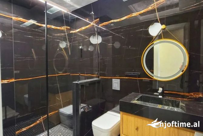 Shtepi ne shitje Penthose(kati i fundit panoramik) ne Tirane, 6+1, Mobilimi E mobiluar, Pagesa 1,500,000  Euro.