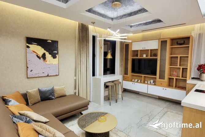 Shtepi ne shitje Penthose(kati i fundit panoramik) ne Tirane, 6+1, Mobilimi E mobiluar, Pagesa 1,500,000  Euro.