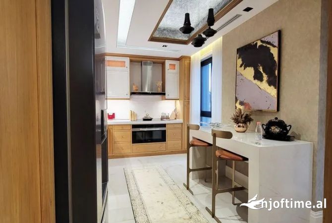 Shtepi ne shitje Penthose(kati i fundit panoramik) ne Tirane, 6+1, Mobilimi E mobiluar, Pagesa 1,500,000  Euro.