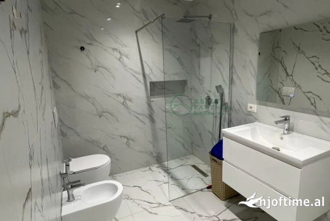 Shtepi me qera Apartament ne Tirane, 2+1, Mobilimi E mobiluar, Pagesa 800  Euro.