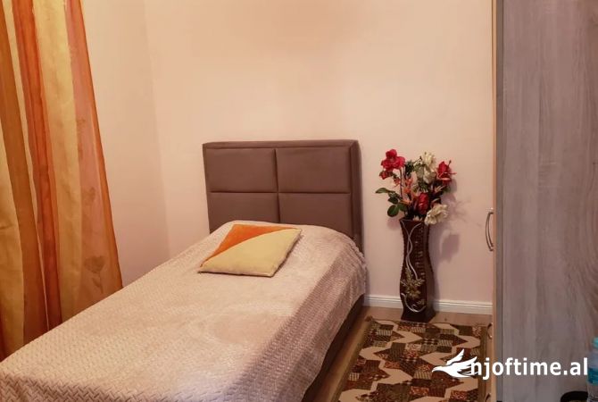 Shtepi me qera Apartament ne Tirane, 3+1, Mobilimi E mobiluar, Pagesa 700  Euro.