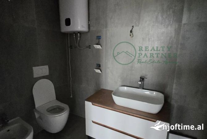 Ambient biznesi me qera 3+1 ne Tirane - 1,200 Euro