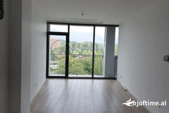 Ambient biznesi me qera 3+1 ne Tirane - 1,200 Euro