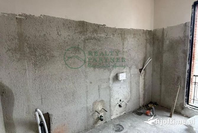 Shtepi ne shitje Apartament ne Tirane, 2+1, Mobilimi Bosh, pa mobiluar, Pagesa 345,000  Euro.