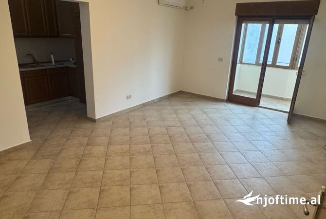 Ambient biznesi me qera 3+1 ne Tirane - 700 Euro