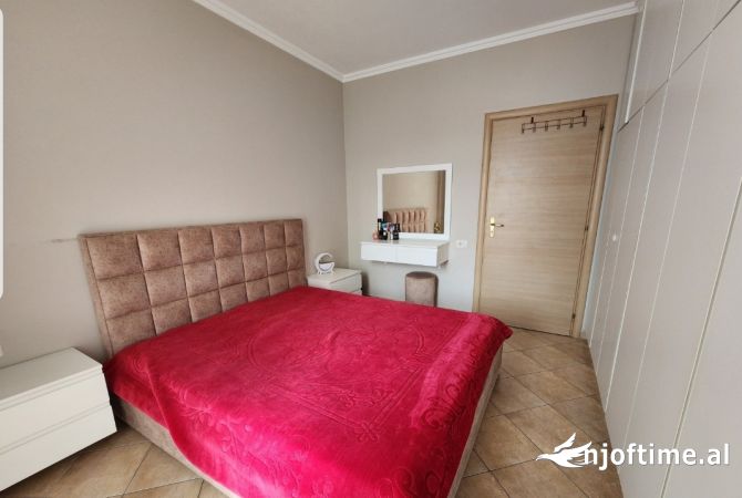 Shtepi ne shitje Apartament ne Tirane, 1+1, Mobilimi E mobiluar, Pagesa 93,000  Euro.