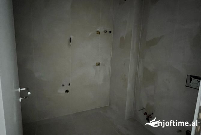 Shtepi ne shitje Apartament ne Tirane, 1+1, Mobilimi Bosh, pa mobiluar, Pagesa 66,000  Euro.
