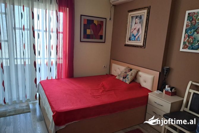 Shtepi ne shitje Apartament ne Tirane, 1+1, Mobilimi E mobiluar, Pagesa 100,000  Euro.