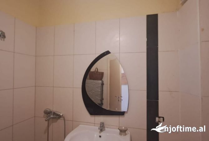 Shtepi ne shitje Apartament ne Tirane, 1+1, Mobilimi E mobiluar, Pagesa 68,000  Euro.