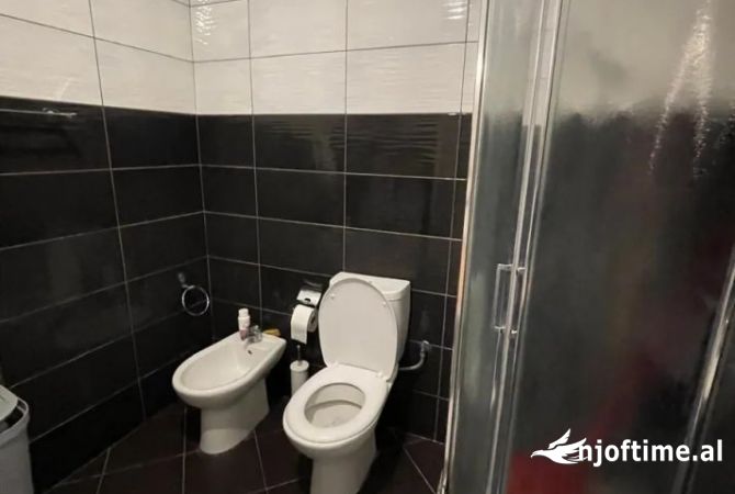 Shtepi ne shitje Apartament ne Tirane, 2+1, Mobilimi E mobiluar, Pagesa 140,000  Euro.