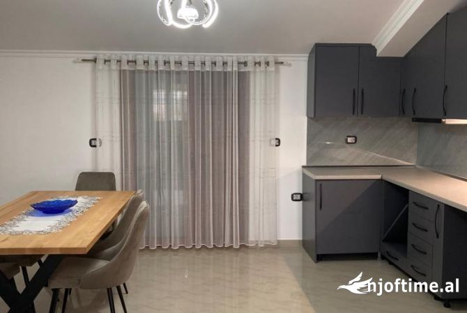 Shtepi me qera Apartament ne Tirane, 2+1, Mobilimi E mobiluar, Pagesa 500  Euro.