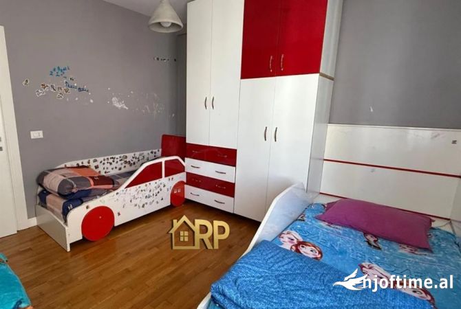 Shtepi ne shitje Apartament ne Tirane, 3+1, Mobilimi E mobiluar, Pagesa 310,000  Euro.
