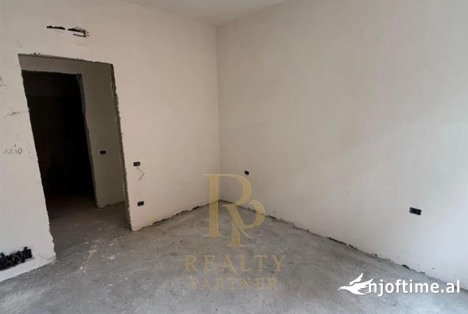 Shtepi ne shitje Apartament ne Tirane, 2+1, Mobilimi Bosh, pa mobiluar, Pagesa 344,990  Euro.