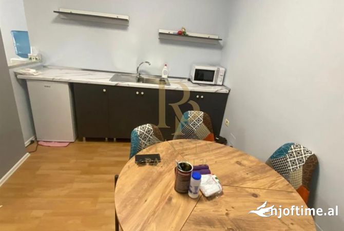 Ambient biznesi me qera 3+1 ne Tirane - 1,200 Euro