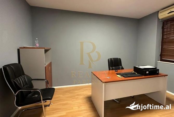 Ambient biznesi me qera 3+1 ne Tirane - 1,200 Euro