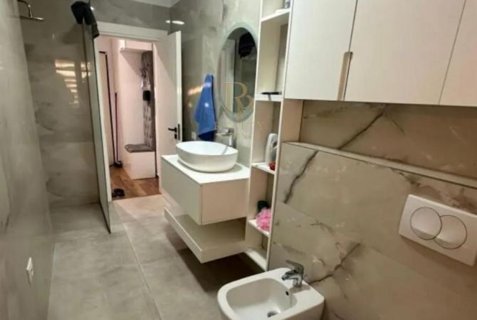 Shtepi me qera 2+1 ne Tirane - 900 Euro