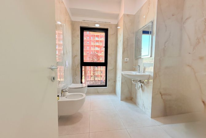 Ambient biznesi me qera 3+1 ne Tirane - 1,000 Euro