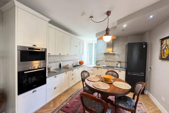 Shtepi me qera 2+1 ne Tirane - 2,500 Euro