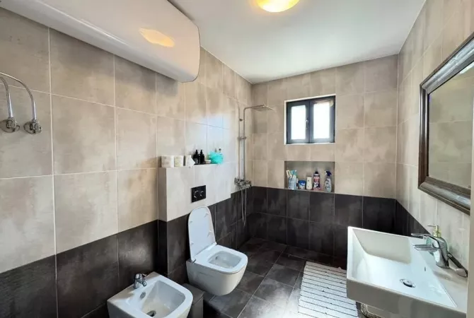 Shtepi me qera 2+1 ne Tirane - 2,500 Euro