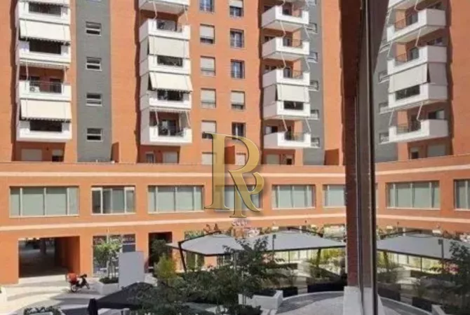 Ambiente Commerciale in Affitto 3+1 a Tirana - 6,000 Euro