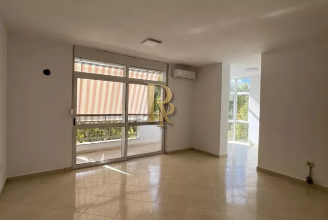 Ambient biznesi me qera 3+1 ne Tirane - 1,200 Euro