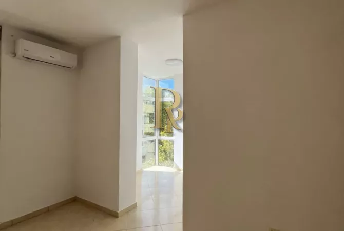 Ambient biznesi me qera 3+1 ne Tirane - 1,200 Euro