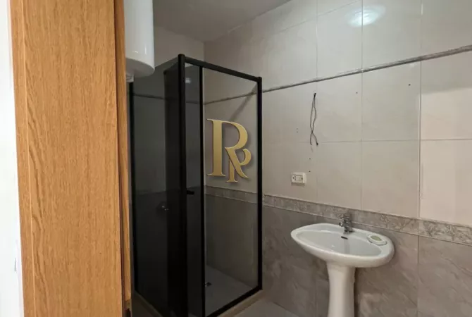 Ambient biznesi me qera 3+1 ne Tirane - 1,200 Euro