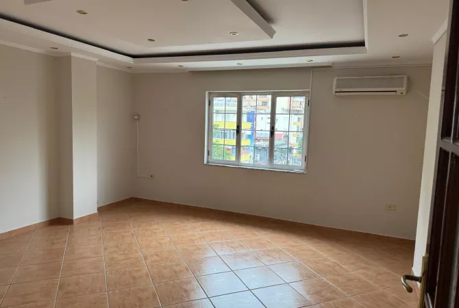 Ambiente Commerciale in Affitto 3+1 a Tirana - 1,700 Euro