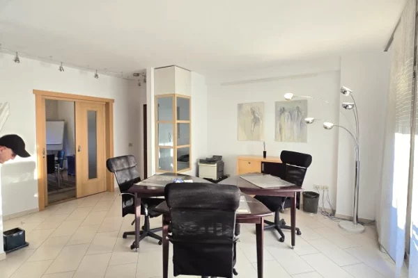 Business Property for Rent 3+1 in Tirana - 1,100 Euro