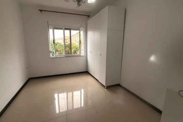 Rruga e Kavajës, përballë Square 21