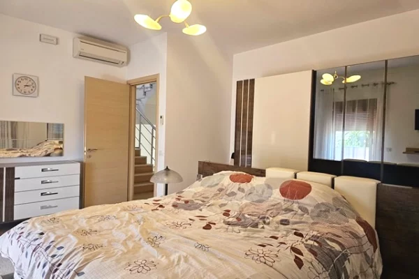Shtepi me qera 4+1 ne Tirane - 2,500 Euro