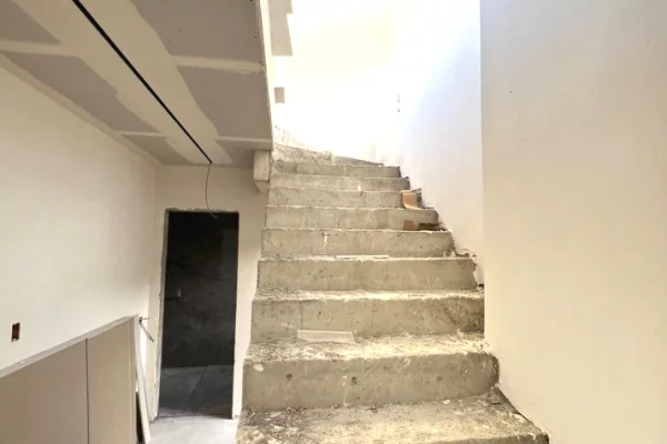 Shtepi me qera 3+1 ne Tirane - 2,000 Euro